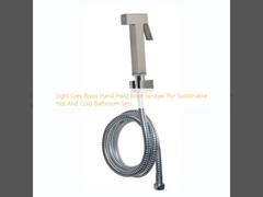 Leichtgrauer Messing-Bidet-Handsprüher für nachhaltige heiße und kalte Badezimmersets