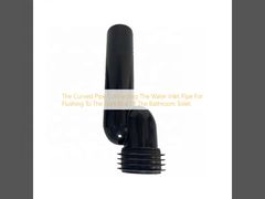 Das gebogene Rohr, das das Wasserzulaufrohr zum Spülen mit dem Spülkasten der Badtoilette verbindet.